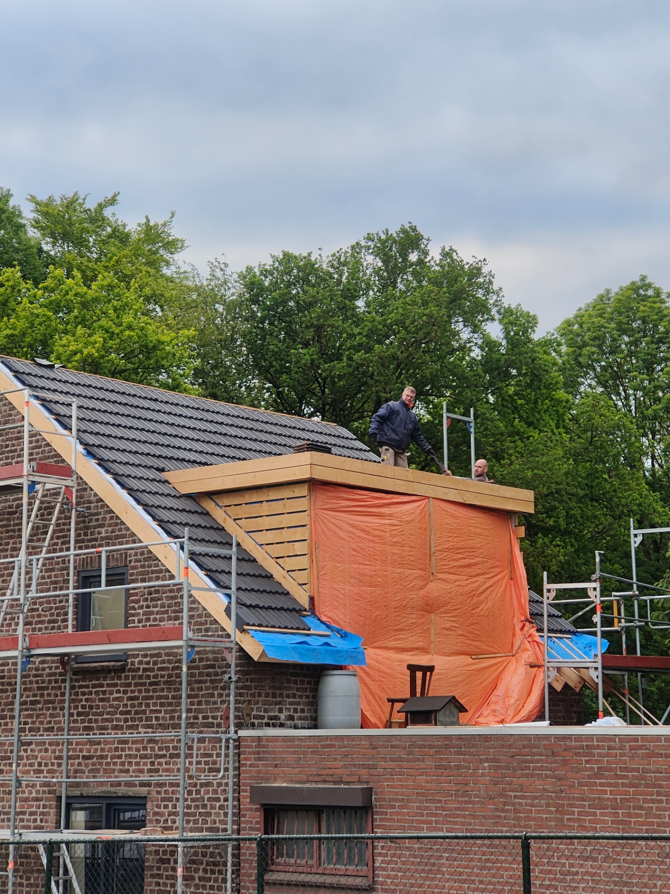 Renovatie pannendak in uitvoering